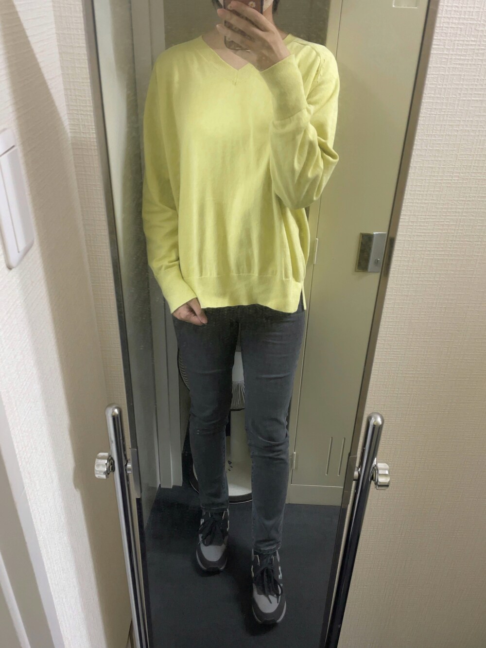 グレー系のジャケット/アウター、グレー系のデニムパンツ、グレー系のスニーカーを着用したレディースの春コーディネートの2枚目の写真
