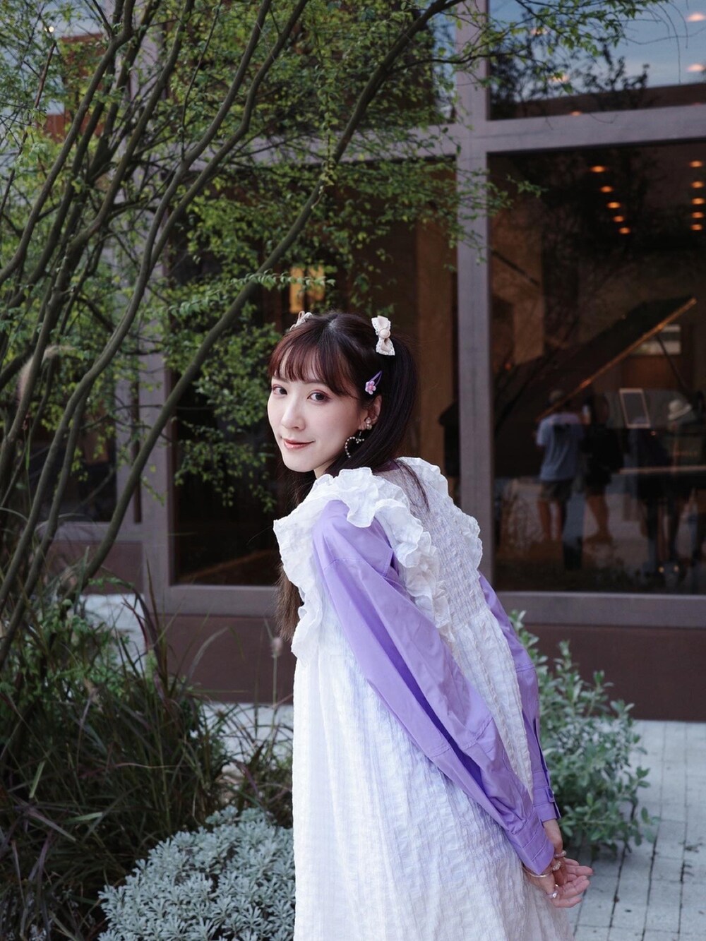 ブラック系のバッグ、パープル系のシャツ/ブラウス、ブラック系のパンプスを着用したレディースの秋コーディネートの2枚目の写真