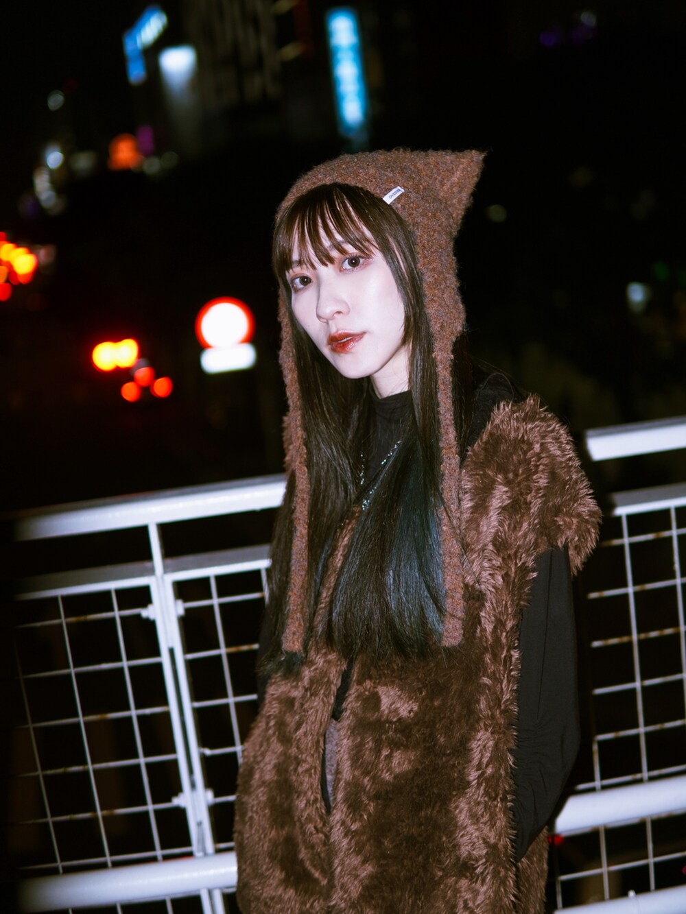 ブラウン系のスカート、ブラウン系のベスト、ブラック系のシューズを着用したレディースの冬コーディネートの5枚目の写真