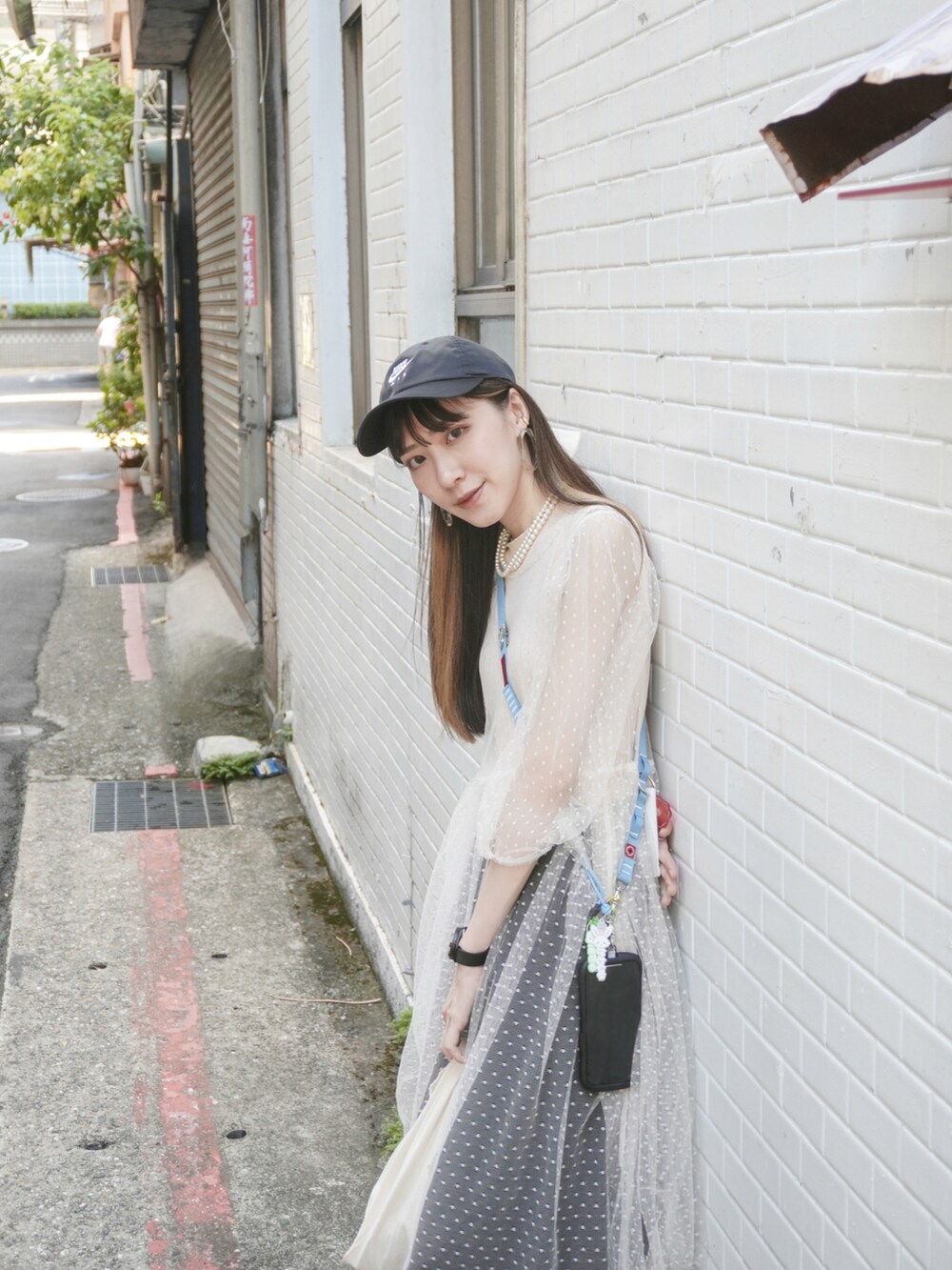 ブラック系のシューズ、ブラック系のスカート、シルバー系のトップスを着用したレディースの夏コーディネートの5枚目の写真