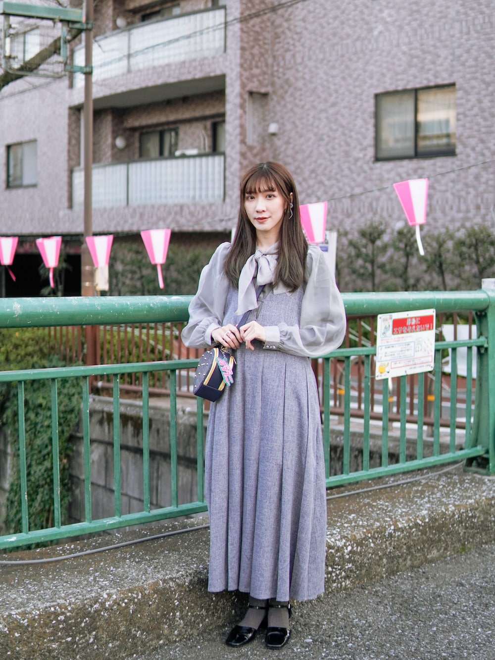 「大人コーデ、春服、miolite、グレー、グレーコーデ、Samantha Thavasa、Ray BEAMS、ootdtw、ootd、dappei、休日スタイル、大人女子、お洒落さんとつながりたい、Taiwan」｜「mioliteのアイテム（ワンピース/ドレス、グレー系）」を使った、Shih シイ🐰さん（レディース・164cm）の春コーディネートの2枚目の写真