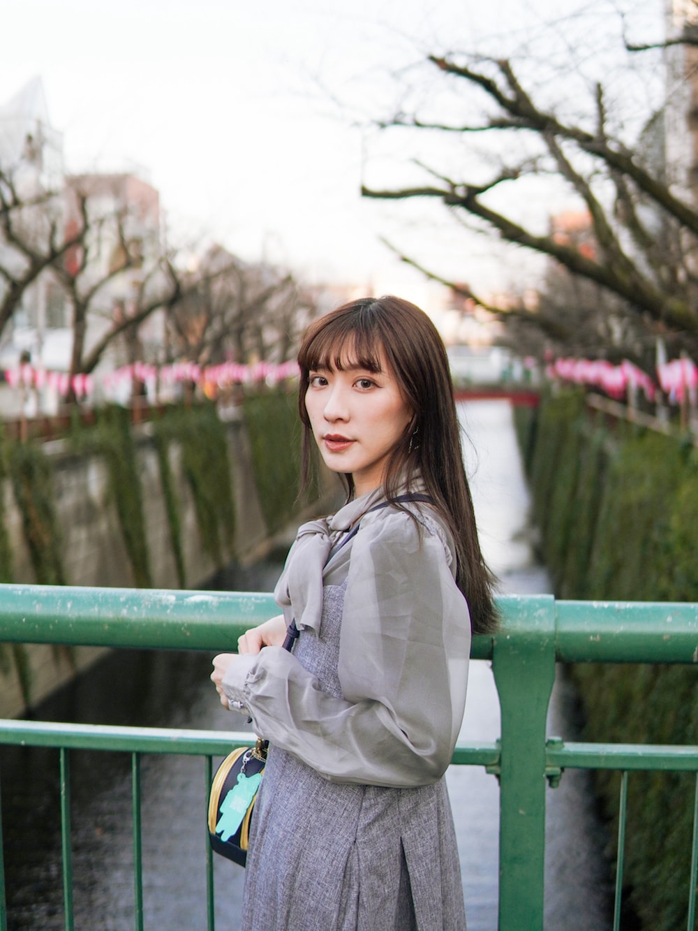 「大人コーデ、春服、miolite、グレー、グレーコーデ、Samantha Thavasa、Ray BEAMS、ootdtw、ootd、dappei、休日スタイル、大人女子、お洒落さんとつながりたい、Taiwan」｜「mioliteのアイテム（ワンピース/ドレス、グレー系）」を使った、Shih シイ🐰さん（レディース・164cm）の春コーディネートの4枚目の写真