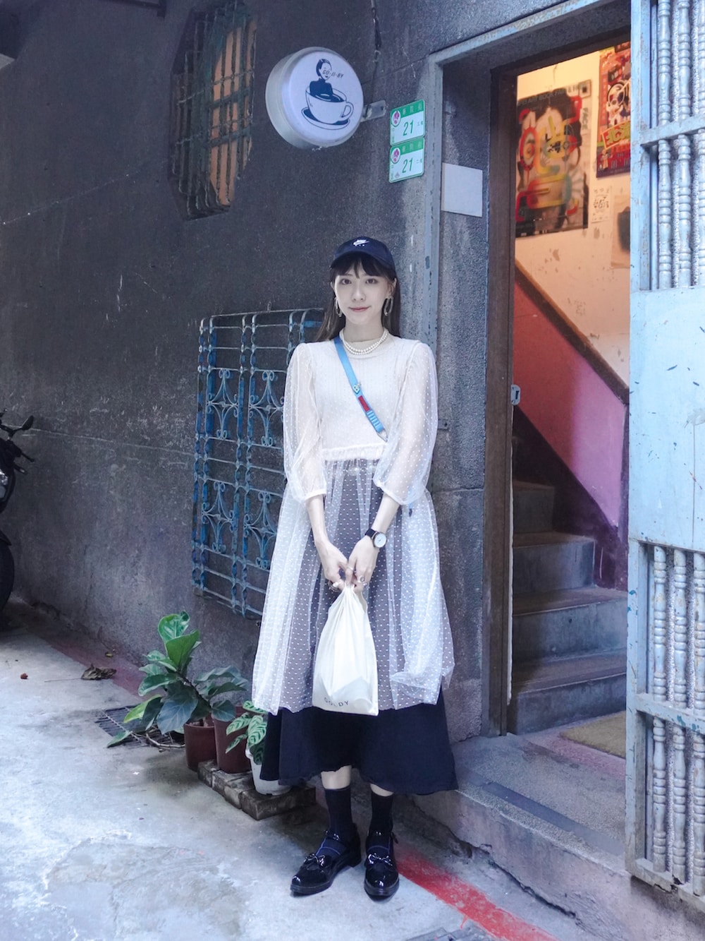 ブラック系のシューズ、ブラック系のスカート、シルバー系のトップスを着用したレディースの夏コーディネートの2枚目の写真