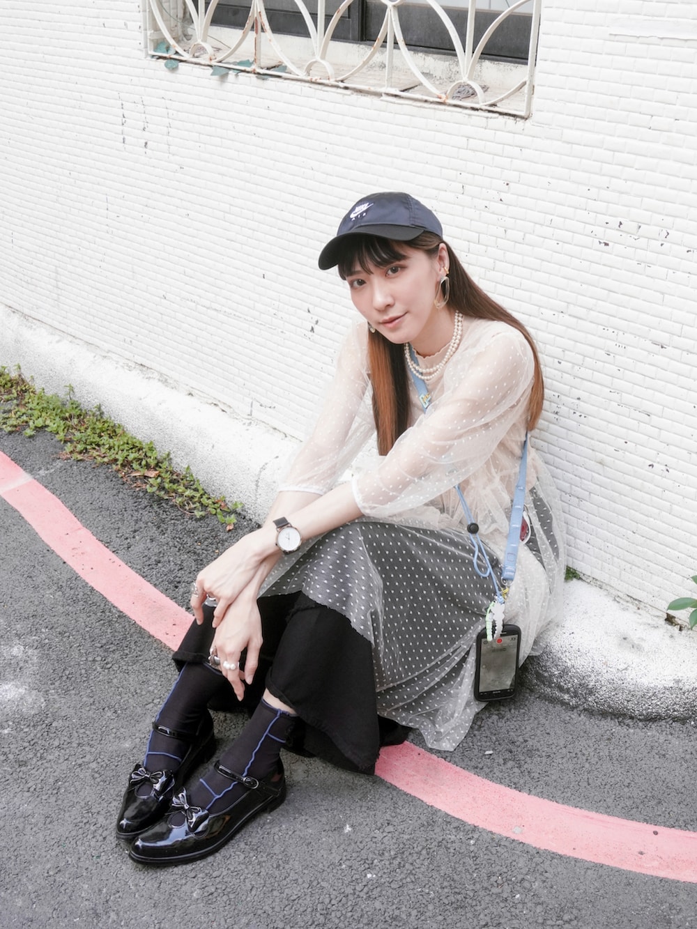 ブラック系のシューズ、ブラック系のスカート、シルバー系のトップスを着用したレディースの夏コーディネートの3枚目の写真