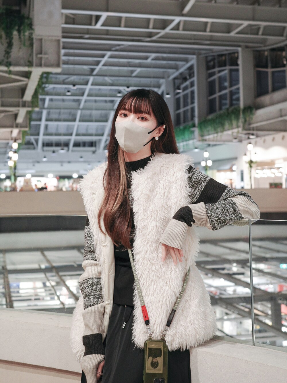 ブラック系のブーツ、ブラック系のスカート、ブラック系のニット/セーターを着用したレディースの春コーディネートの2枚目の写真