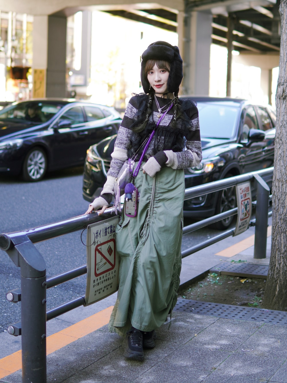 ブラック系のシャツ/ブラウス、グリーン系のスカート、ブラック系のスニーカーを着用したレディースの冬コーディネートの2枚目の写真