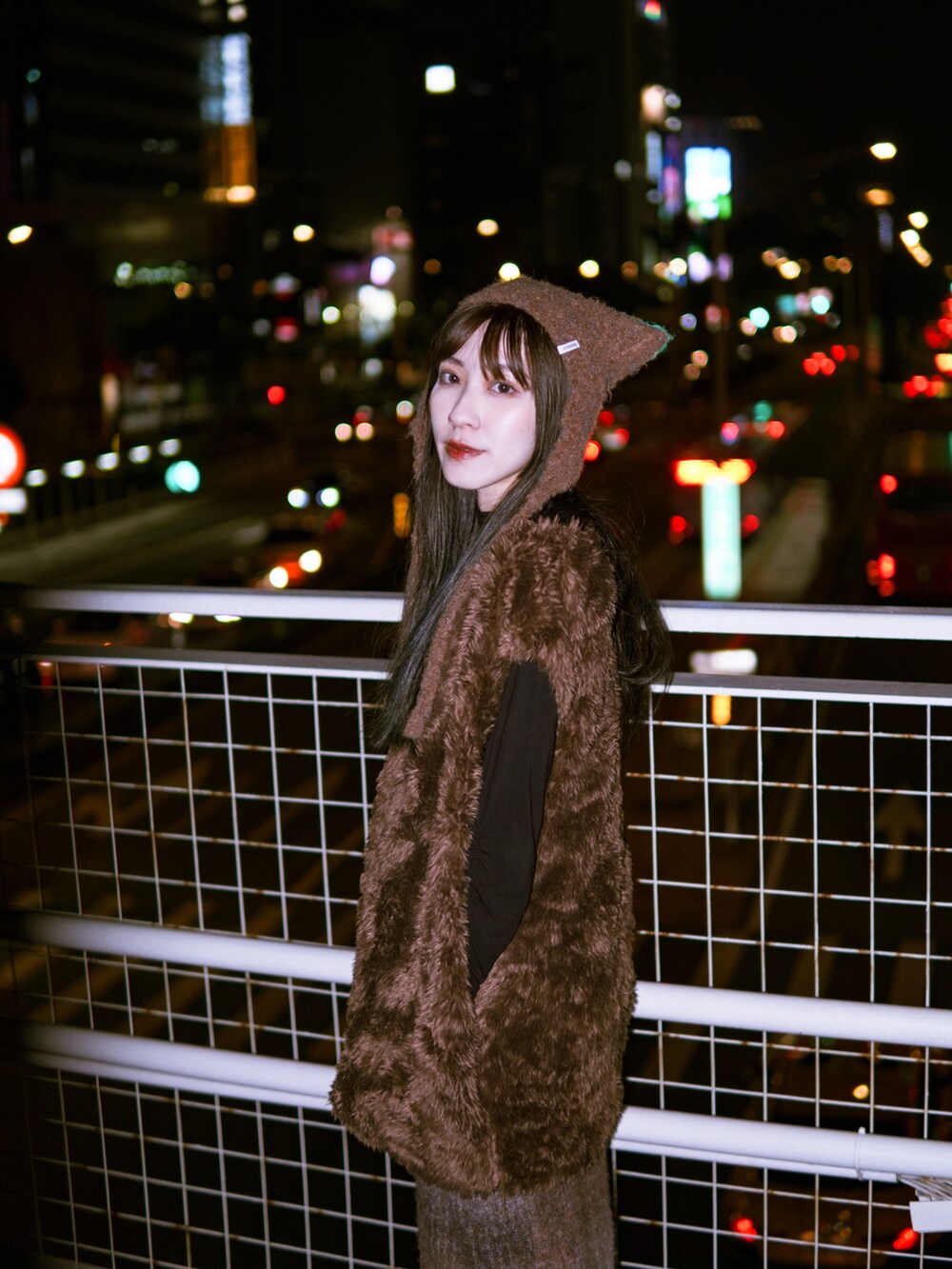 ブラウン系のスカート、ブラウン系のベスト、ブラック系のシューズを着用したレディースの冬コーディネートの4枚目の写真