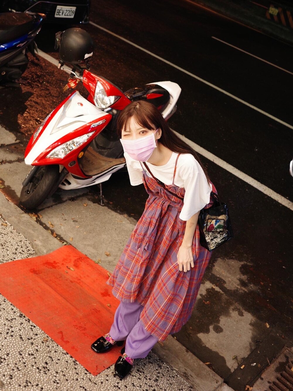 ピンク系のワンピース、ホワイト系のTシャツ/カットソー、パープル系のパンツを着用したレディースの秋コーディネートの3枚目の写真