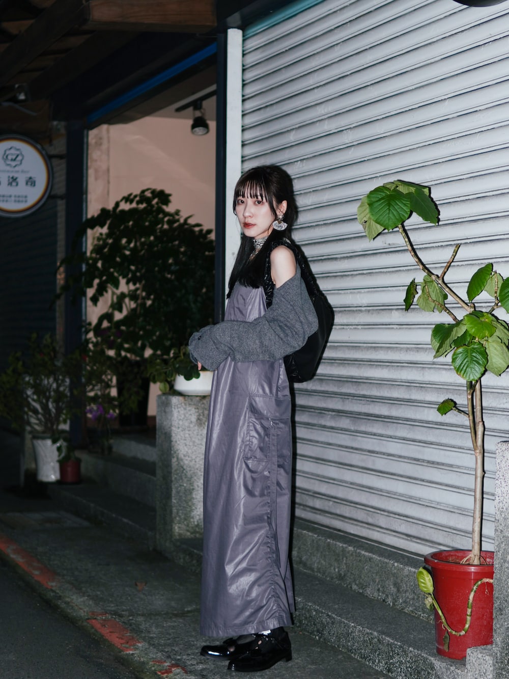 グレー系のジャンパースカート、ブラック系のシューズ、ブラック系のキャミソールを着用したレディースの冬コーディネートの3枚目の写真