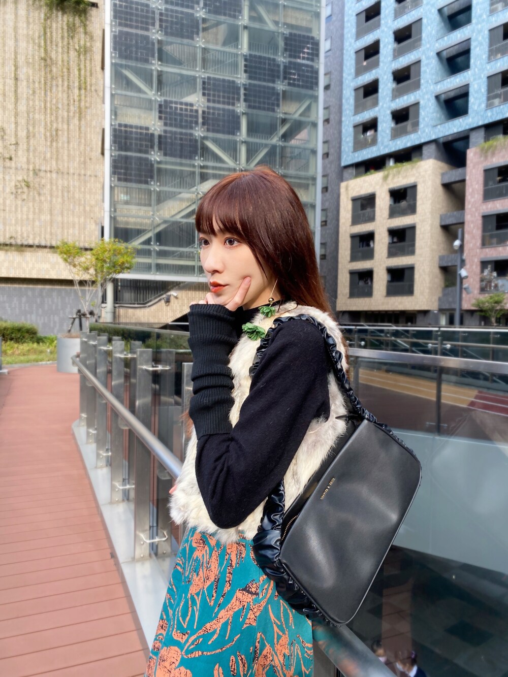 「CHARLES＆KEITH、Kastane、kastane_ootd、Ray BEAMS、ootd、Taiwan、冬コーデ、カスタネ、skirt、ootdtw、冬、秋のコーデ、秋コーデ」｜「Kastaneのバティック柄Iラインスカート（スカート、グリーン系）」を使った、Shih シイ🐰さん（レディース・164cm）の冬コーディネートの4枚目の写真
