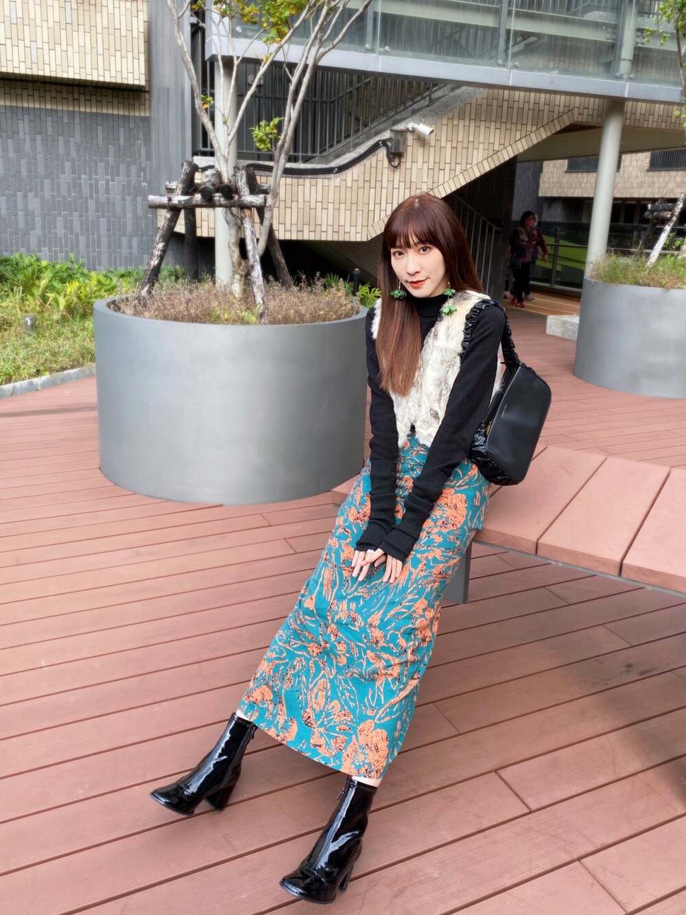 「CHARLES＆KEITH、Kastane、kastane_ootd、Ray BEAMS、ootd、Taiwan、冬コーデ、カスタネ、skirt、ootdtw、冬、秋のコーデ、秋コーデ」｜「Kastaneのバティック柄Iラインスカート（スカート、グリーン系）」を使った、Shih シイ🐰さん（レディース・164cm）の冬コーディネートの2枚目の写真