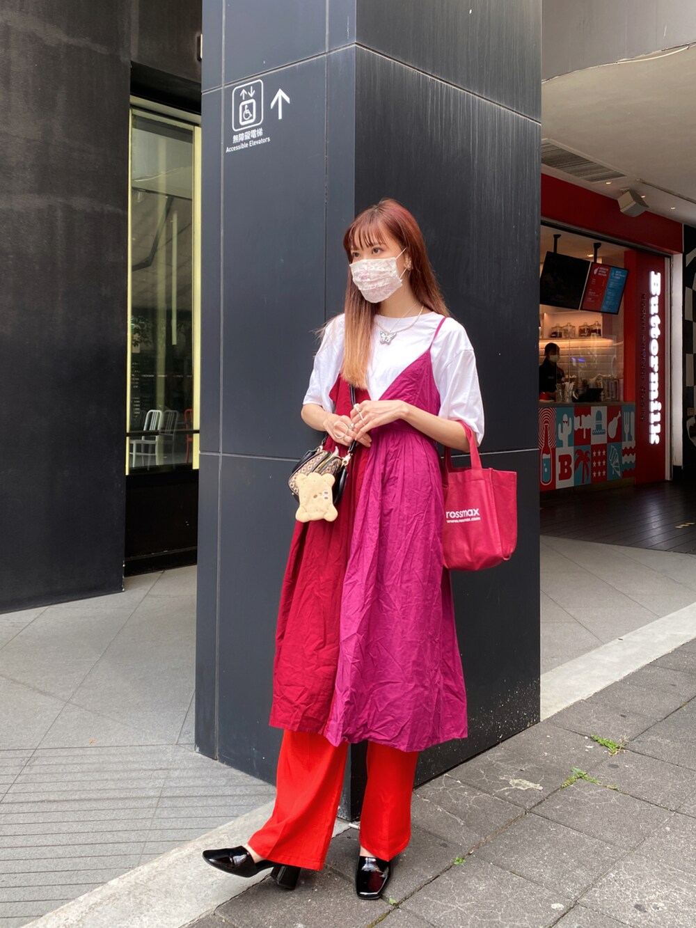 ブラック系のパンプス、レッド系のパンツ、ホワイト系のTシャツ/カットソーを着用したレディースの夏コーディネートの3枚目の写真