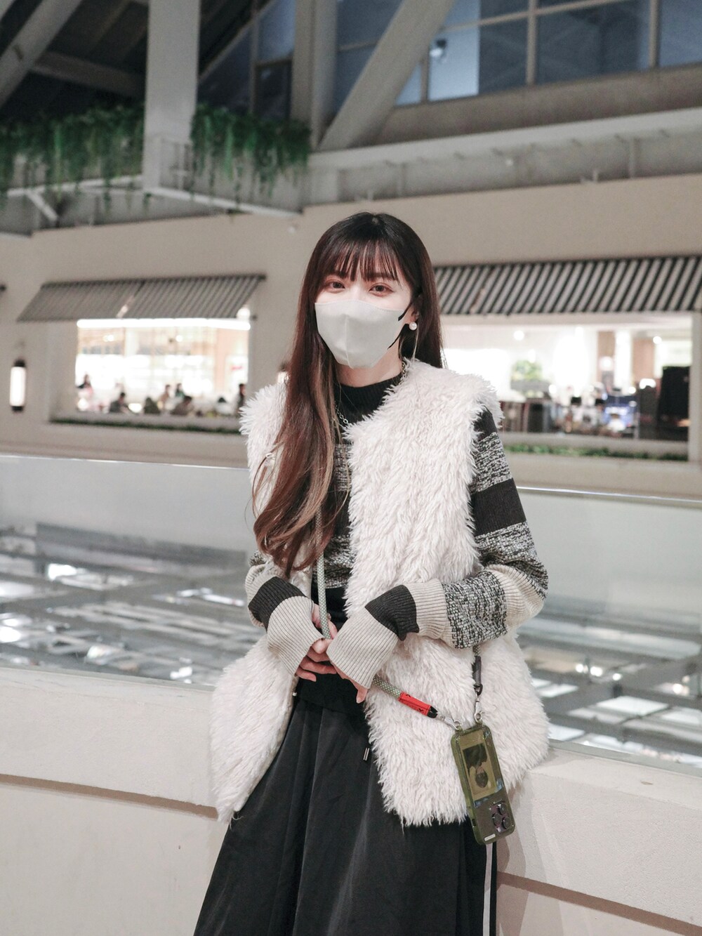 ブラック系のブーツ、ブラック系のスカート、ブラック系のニット/セーターを着用したレディースの春コーディネートの5枚目の写真