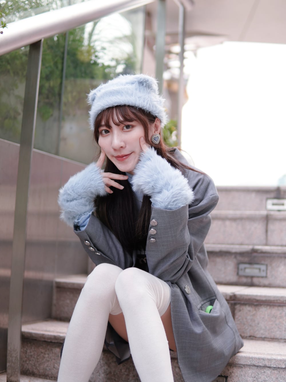 ホワイト系のその他、ブルー系のニットキャップ/ビーニーを着用したレディースの春コーディネートの2枚目の写真