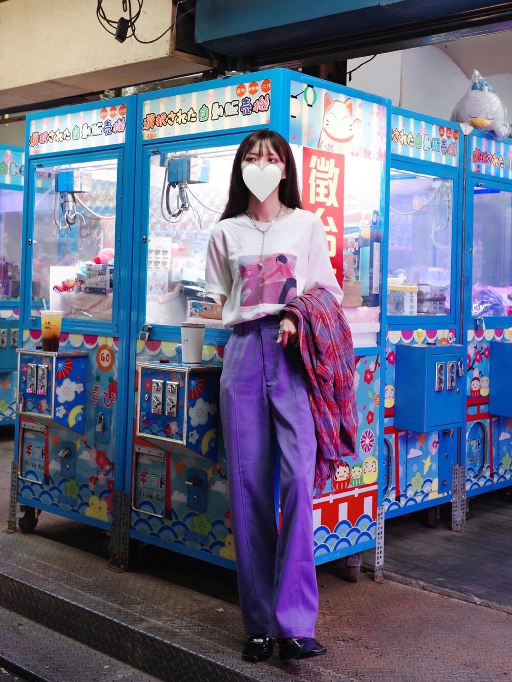 ピンク系のワンピース、ホワイト系のTシャツ/カットソー、パープル系のパンツを着用したレディースの秋コーディネートの4枚目の写真