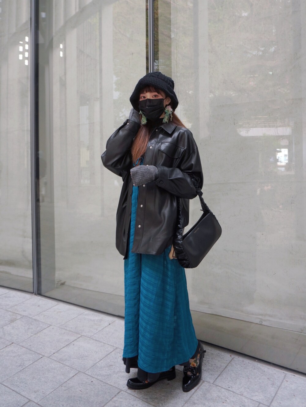 「ootd、KBF、Ray BEAMS、Tokyo bopper、merry jenny、ootdtw、冬コーデ、冬、冬のコーデ、CHARLES＆KEITH、black、Kastane、カスタネ」｜「CHARLES & KEITHのライリーラッフルトリム バッグ / Riley Ruffle-Trim Bag（ハンドバッグ、ブラック系）」を使った、Shih シイ🐰さん（レディース・164cm）の冬コーディネートの2枚目の写真