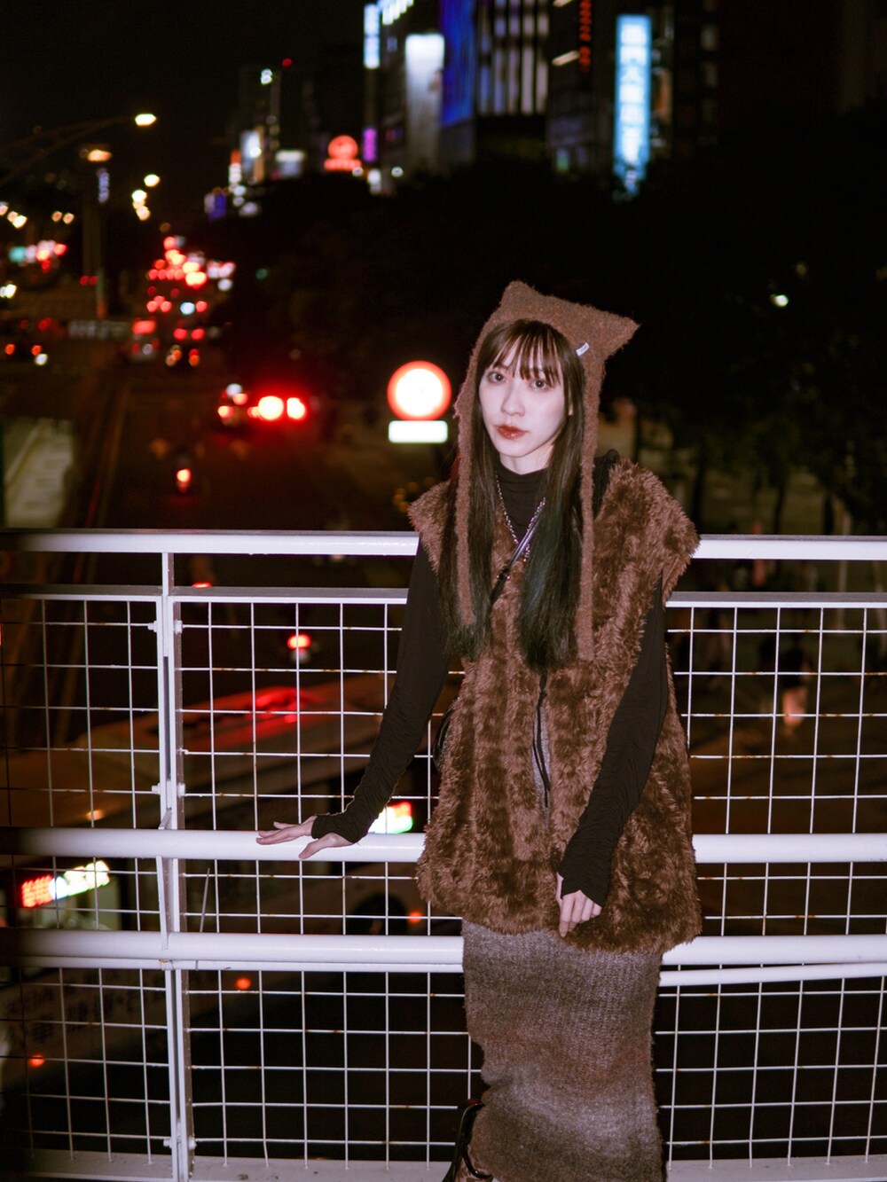 ブラウン系のスカート、ブラウン系のベスト、ブラック系のシューズを着用したレディースの冬コーディネートの3枚目の写真