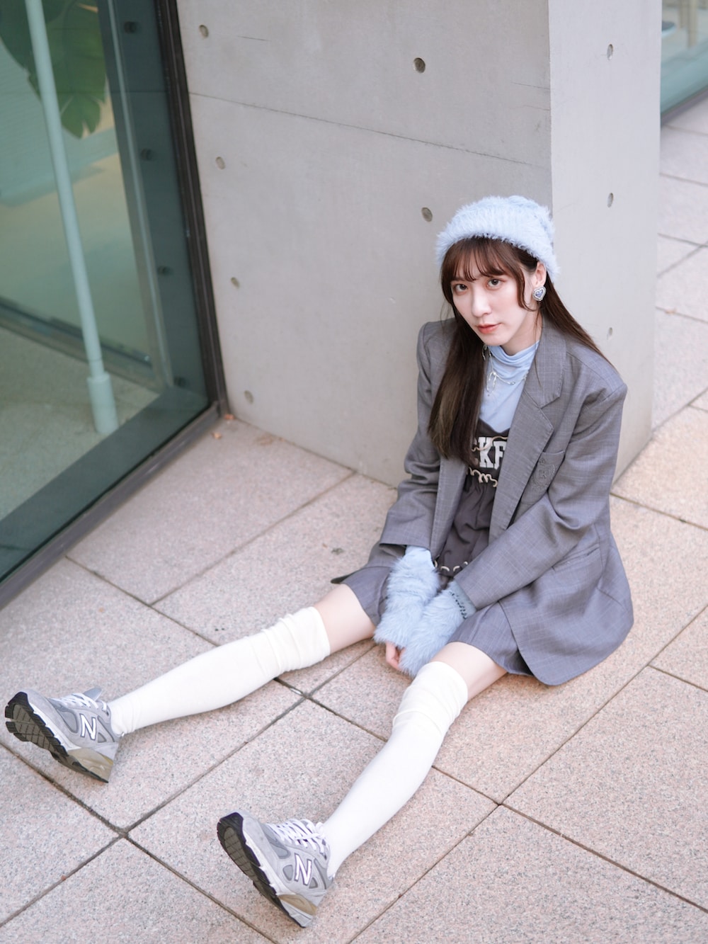 ホワイト系のその他、ブルー系のニットキャップ/ビーニーを着用したレディースの春コーディネートの3枚目の写真
