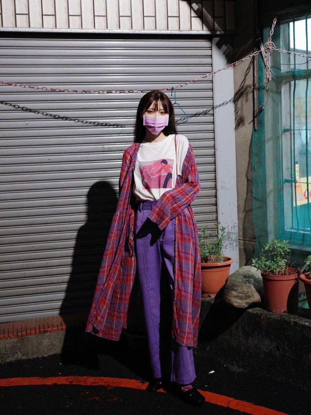 ピンク系のワンピース、ホワイト系のTシャツ/カットソー、パープル系のパンツを着用したレディースの秋コーディネートの5枚目の写真