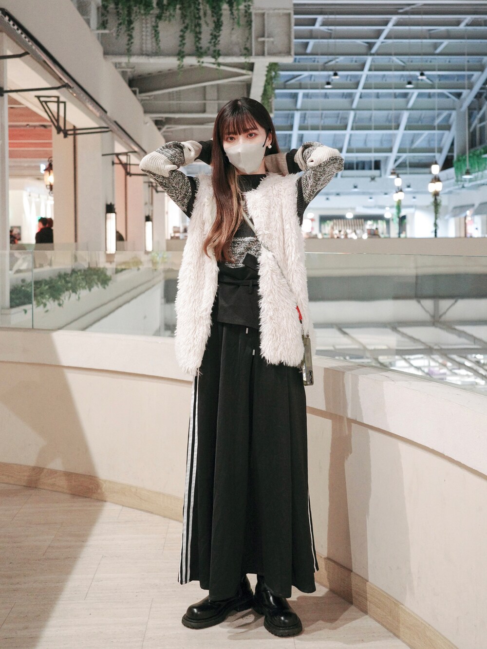 ブラック系のブーツ、ブラック系のスカート、ブラック系のニット/セーターを着用したレディースの春コーディネートの3枚目の写真