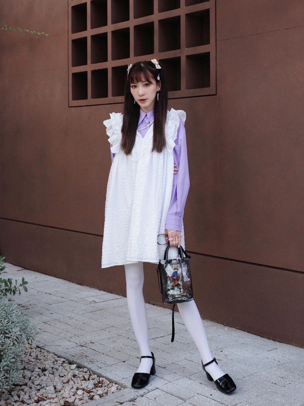 ブラック系のバッグ、パープル系のシャツ/ブラウス、ブラック系のパンプスを着用したレディースの秋コーディネートの4枚目の写真