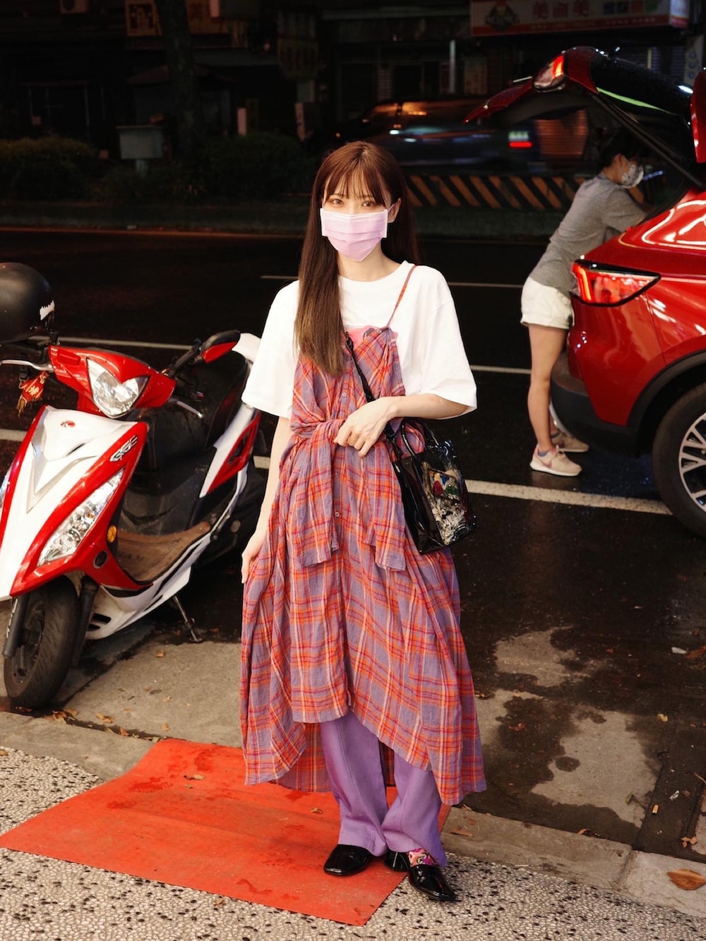 ピンク系のワンピース、ホワイト系のTシャツ/カットソー、パープル系のパンツを着用したレディースの秋コーディネートの2枚目の写真