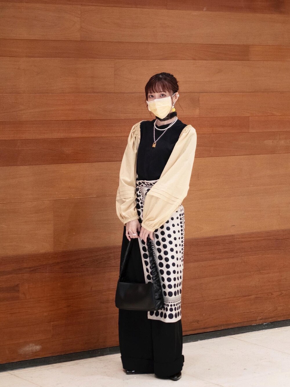 ブラック系のTシャツ/カットソー、イエロー系のカーディガン/ボレロ、ブラック系のハンドバッグを着用したレディースの夏コーディネートの5枚目の写真