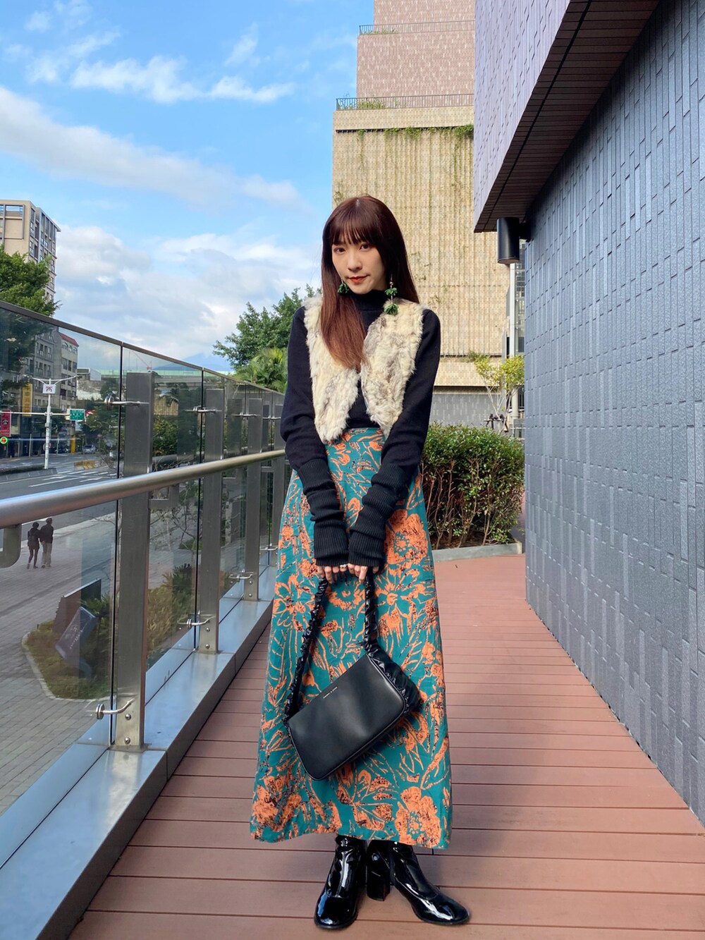 「CHARLES＆KEITH、Kastane、kastane_ootd、Ray BEAMS、ootd、Taiwan、冬コーデ、カスタネ、skirt、ootdtw、冬、秋のコーデ、秋コーデ」｜「Kastaneのバティック柄Iラインスカート（スカート、グリーン系）」を使った、Shih シイ🐰さん（レディース・164cm）の冬コーディネートの3枚目の写真