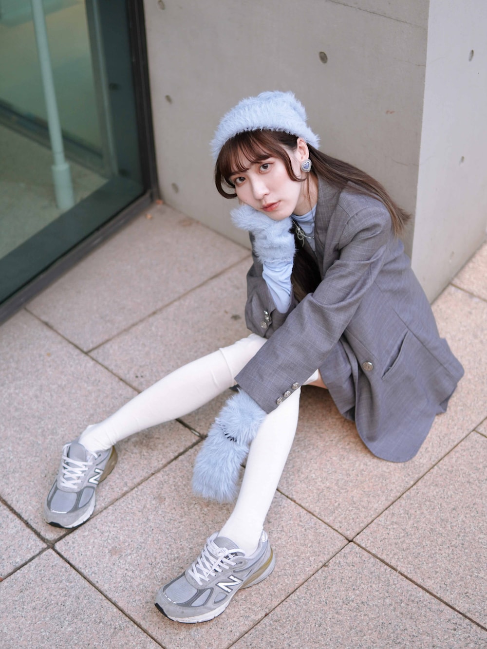 ホワイト系のその他、ブルー系のニットキャップ/ビーニーを着用したレディースの春コーディネートの4枚目の写真
