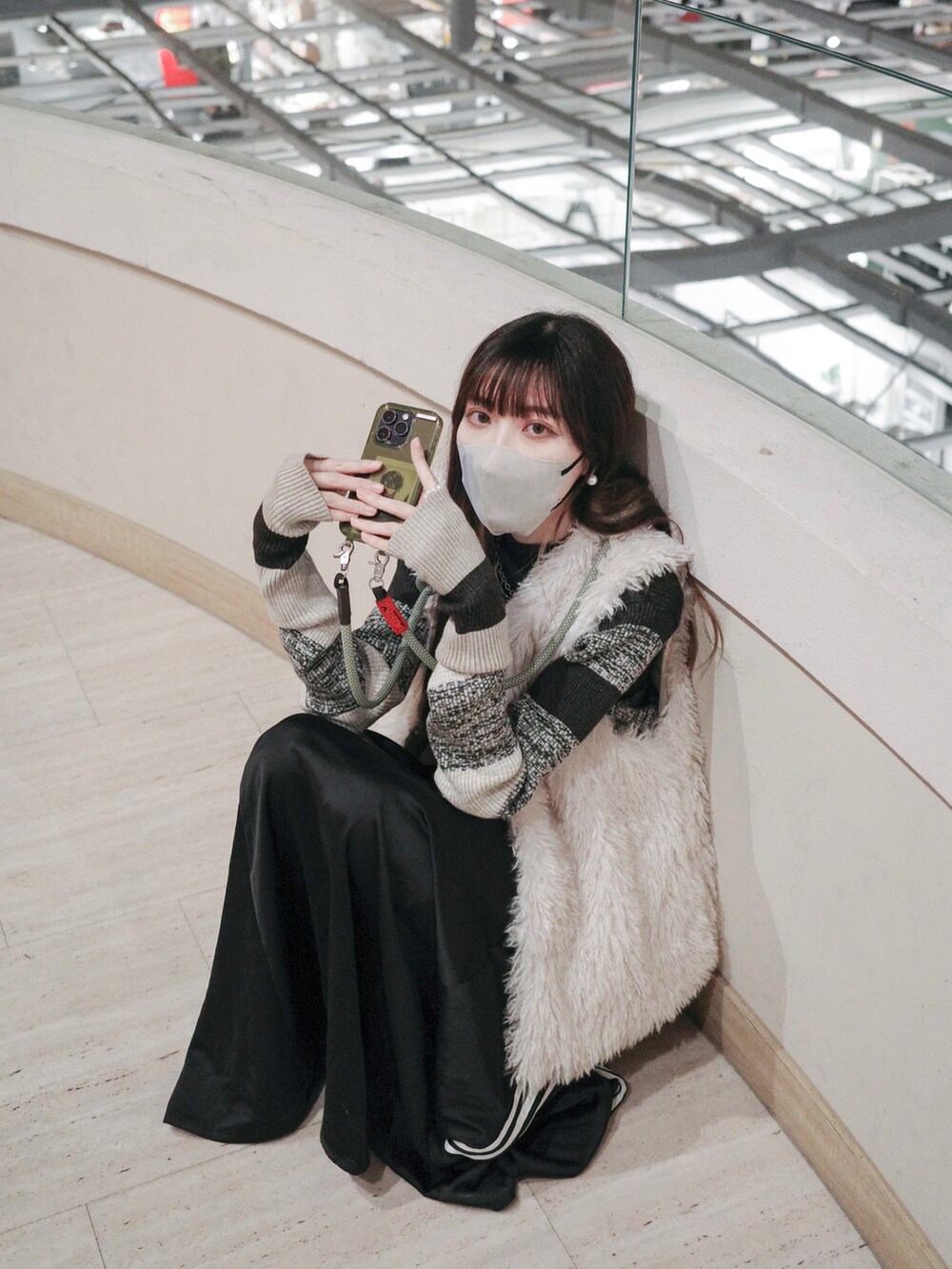 ブラック系のブーツ、ブラック系のスカート、ブラック系のニット/セーターを着用したレディースの春コーディネートの4枚目の写真