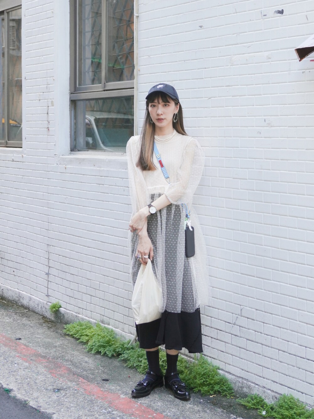 ブラック系のシューズ、ブラック系のスカート、シルバー系のトップスを着用したレディースの夏コーディネートの4枚目の写真