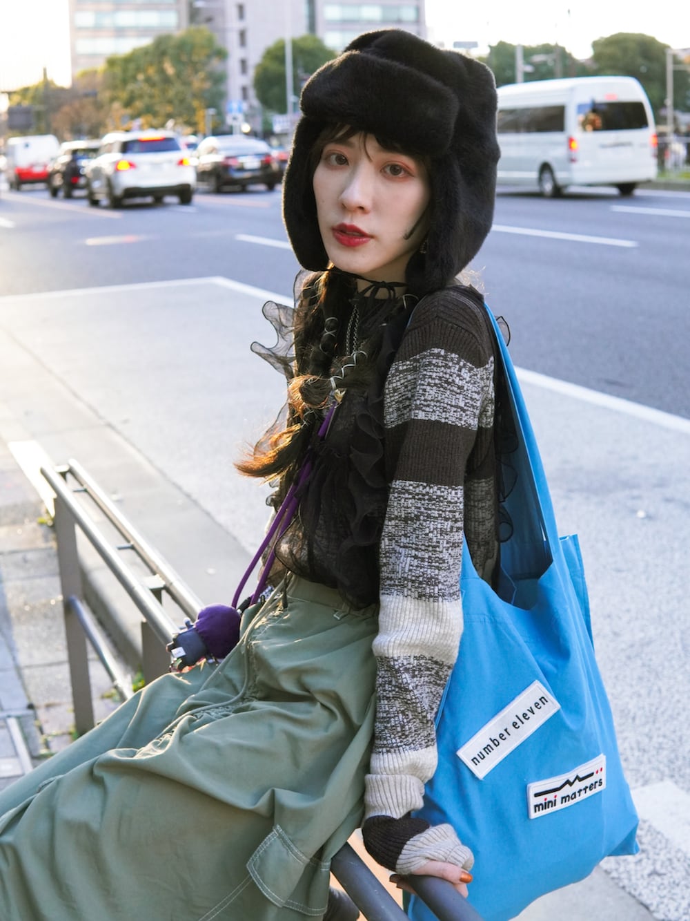 ブラック系のシャツ/ブラウス、グリーン系のスカート、ブラック系のスニーカーを着用したレディースの冬コーディネートの3枚目の写真