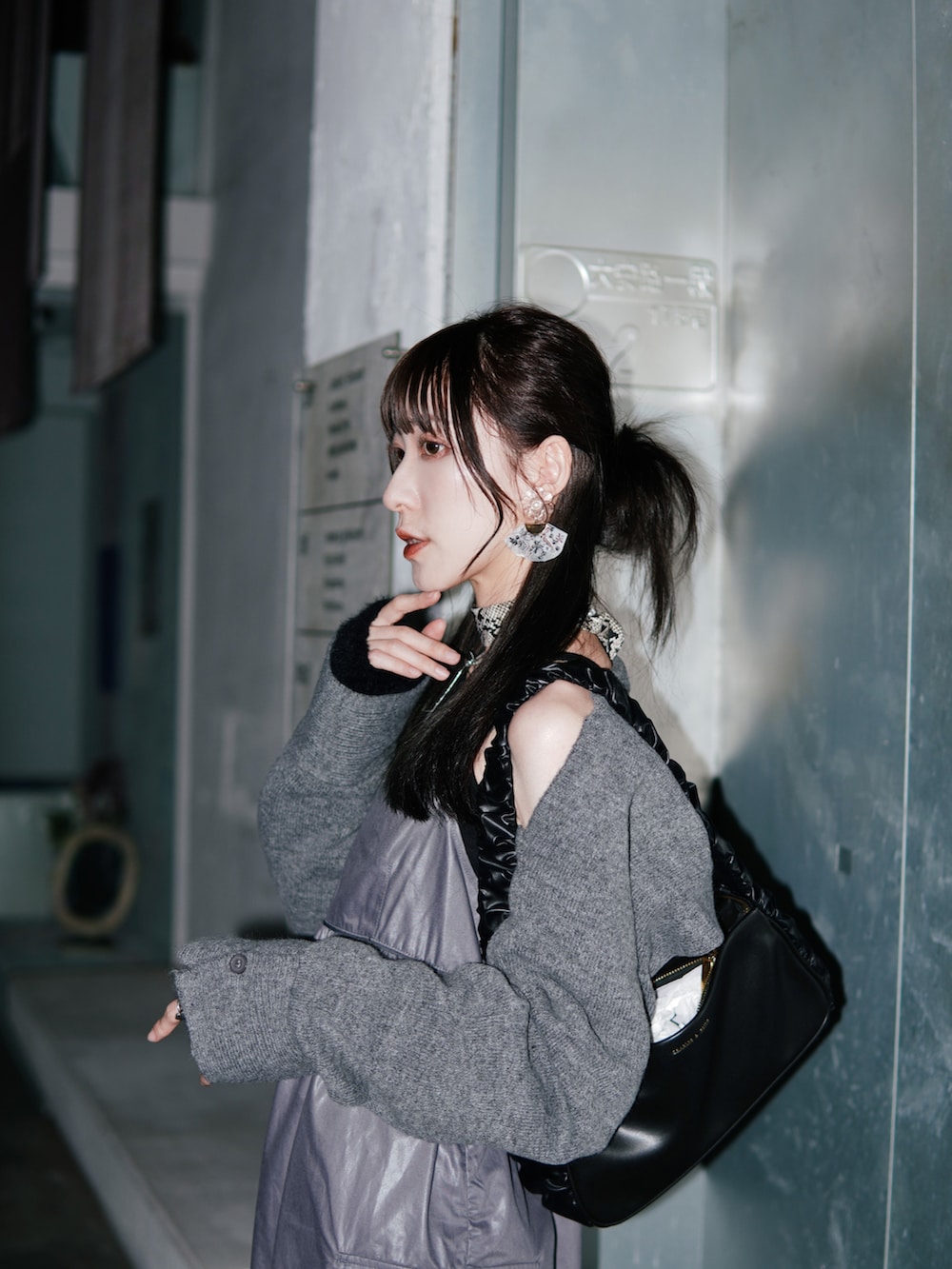 グレー系のジャンパースカート、ブラック系のシューズ、ブラック系のキャミソールを着用したレディースの冬コーディネートの4枚目の写真