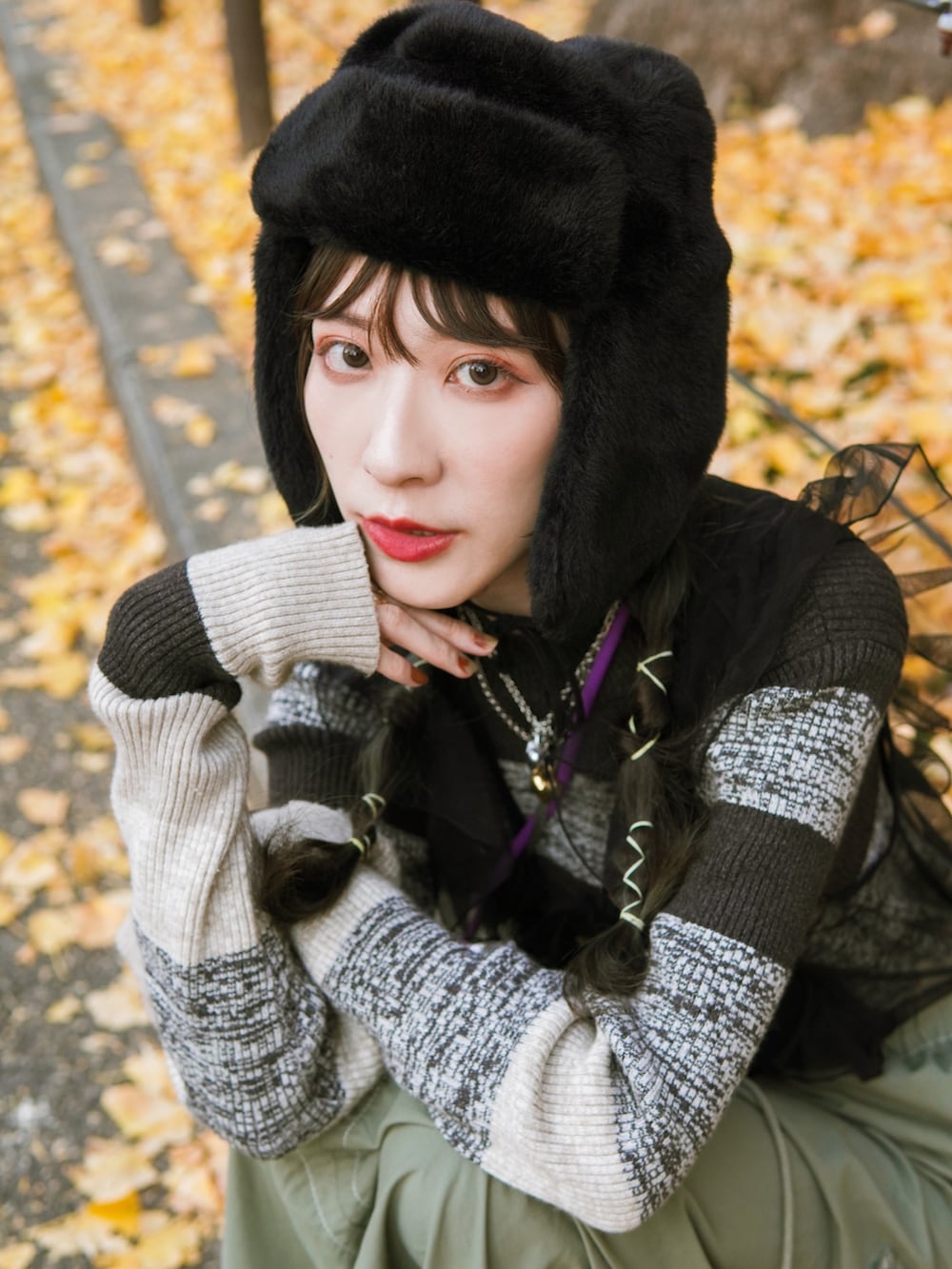 ブラック系のシャツ/ブラウス、グリーン系のスカート、ブラック系のスニーカーを着用したレディースの冬コーディネートの5枚目の写真