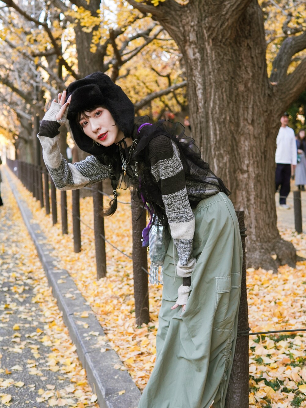 ブラック系のシャツ/ブラウス、グリーン系のスカート、ブラック系のスニーカーを着用したレディースの冬コーディネートの4枚目の写真