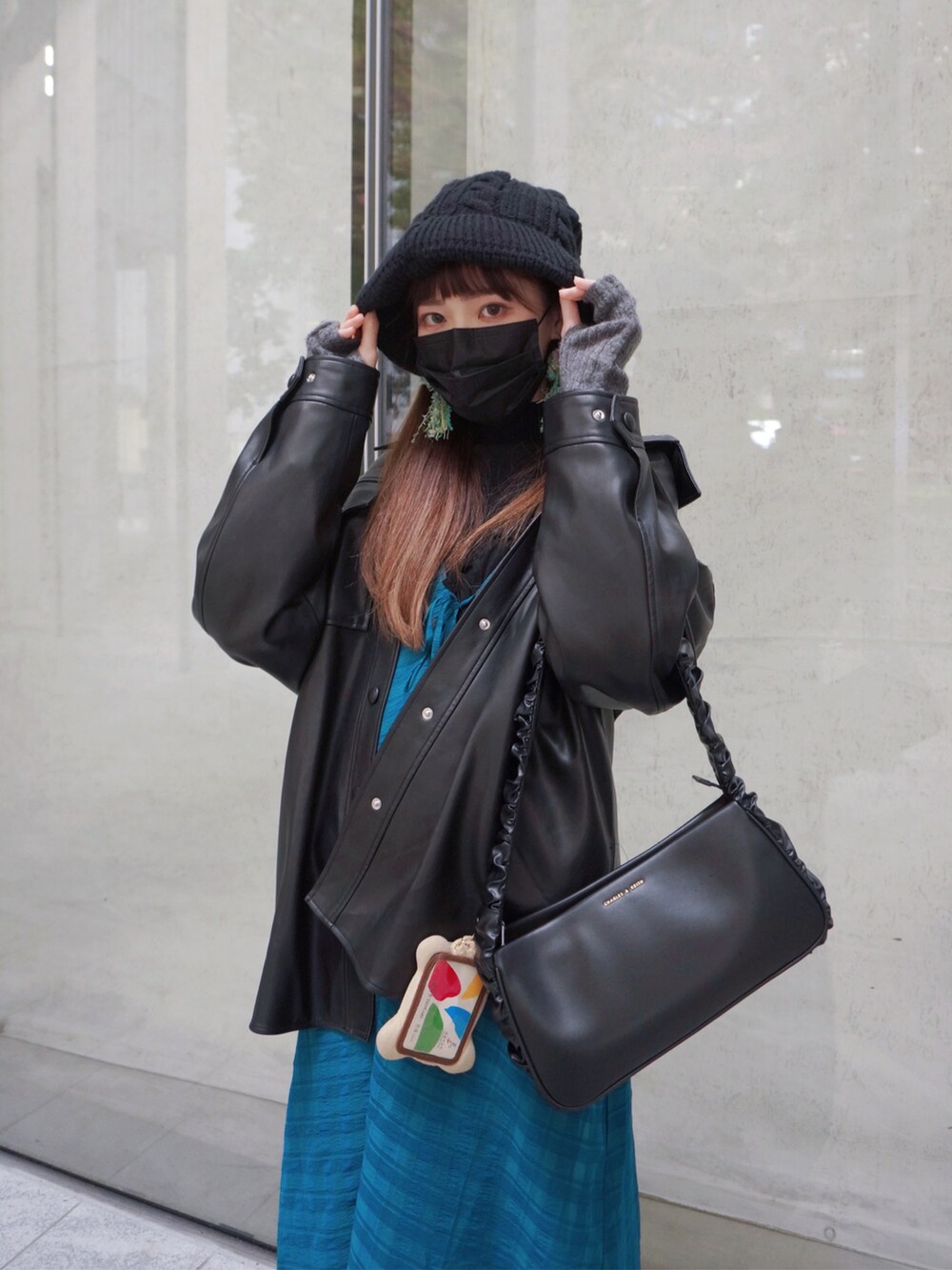 「ootd、KBF、Ray BEAMS、Tokyo bopper、merry jenny、ootdtw、冬コーデ、冬、冬のコーデ、CHARLES＆KEITH、black、Kastane、カスタネ」｜「CHARLES & KEITHのライリーラッフルトリム バッグ / Riley Ruffle-Trim Bag（ハンドバッグ、ブラック系）」を使った、Shih シイ🐰さん（レディース・164cm）の冬コーディネートの3枚目の写真