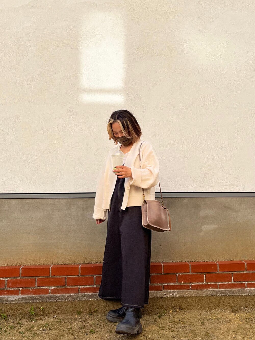 ホワイト系のカーディガン/ボレロを着用したレディースの春コーディネートの2枚目の写真