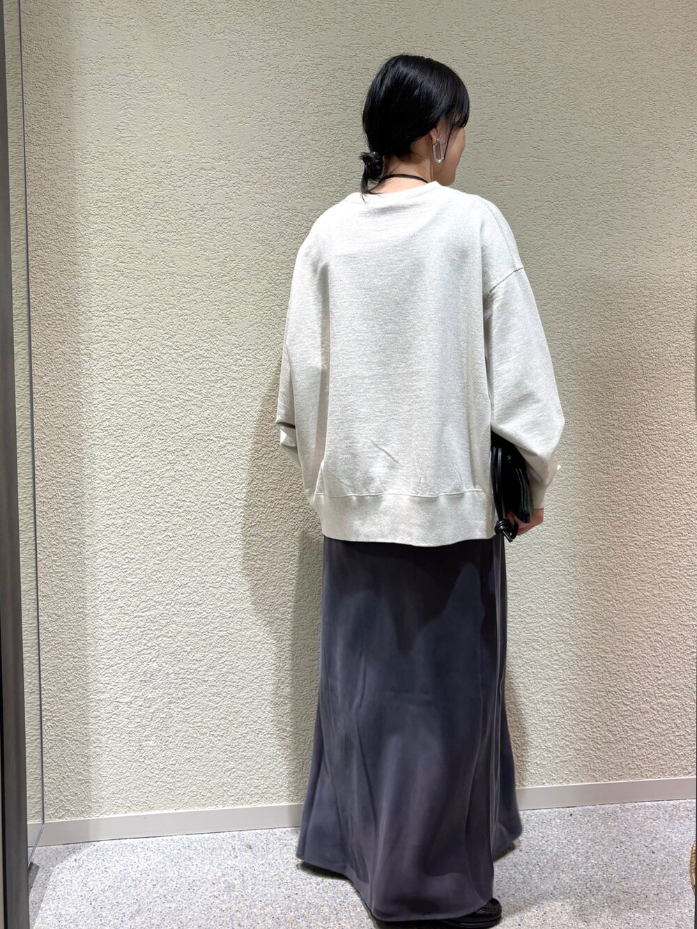 ベージュ系のスウェット、ベージュ系のスウェット、グレー系のスカートを着用したレディースの秋コーディネートの3枚目の写真