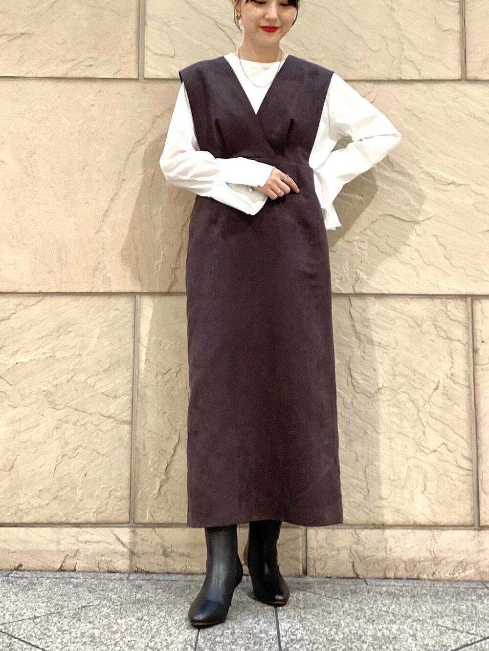 ホワイト系のシャツ/ブラウス、ブラック系のブーツ、レッド系のワンピースを着用したレディースの秋コーディネートの7枚目の写真