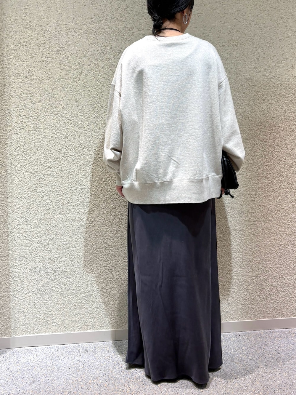 ベージュ系のスウェット、ベージュ系のスウェット、グレー系のスカートを着用したレディースの秋コーディネートの5枚目の写真