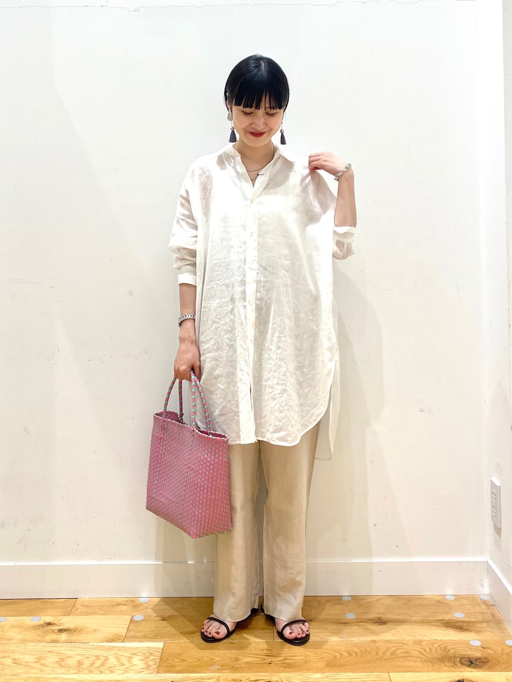 ホワイト系のシャツ/ブラウス、ベージュ系のその他パンツ、ピンク系のトートバッグを着用したレディースの春コーディネートの2枚目の写真