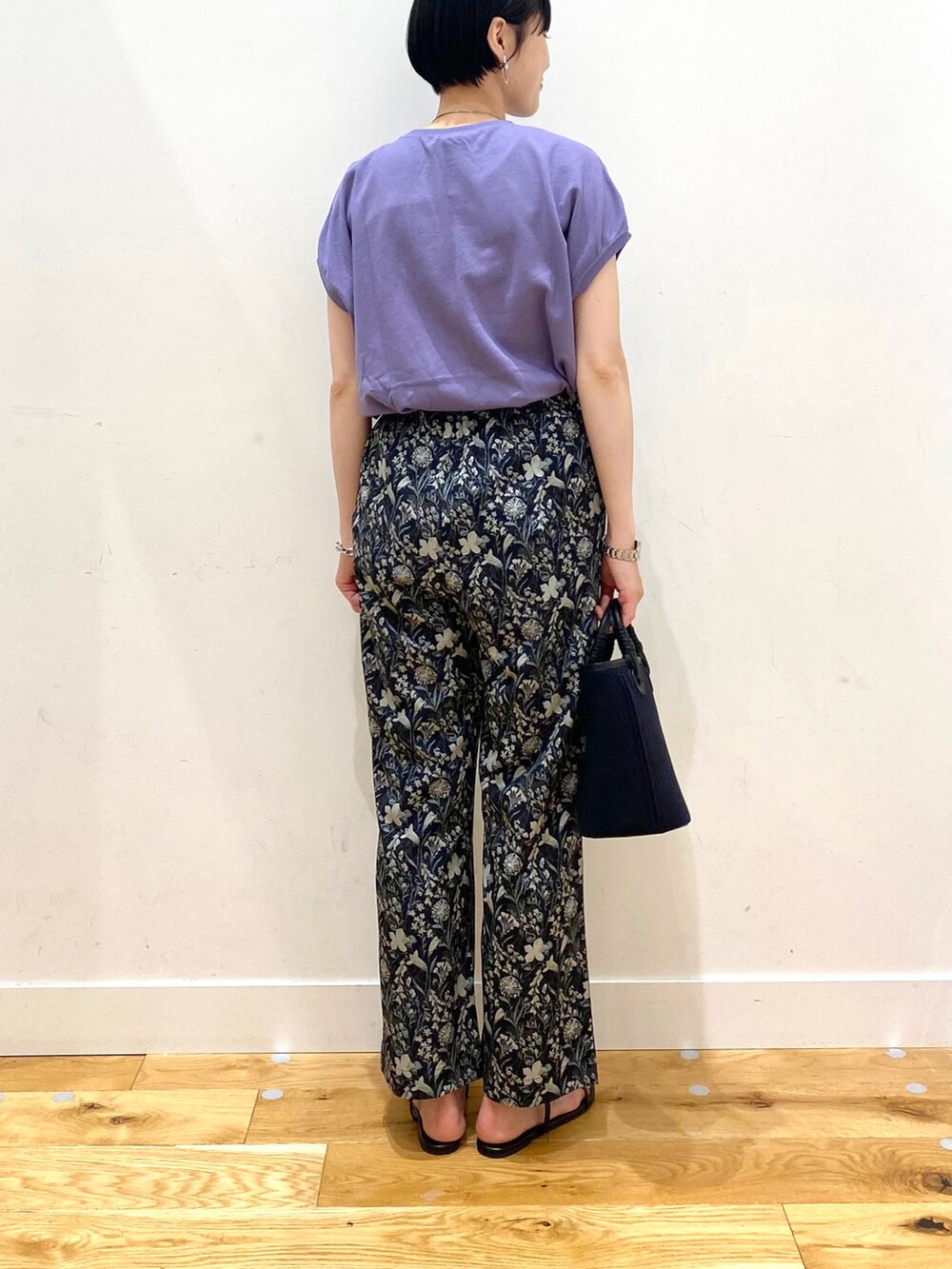 パープル系のTシャツ/カットソー、ブルー系のその他パンツ、ブルー系のショルダーバッグを着用したレディースの夏コーディネートの3枚目の写真