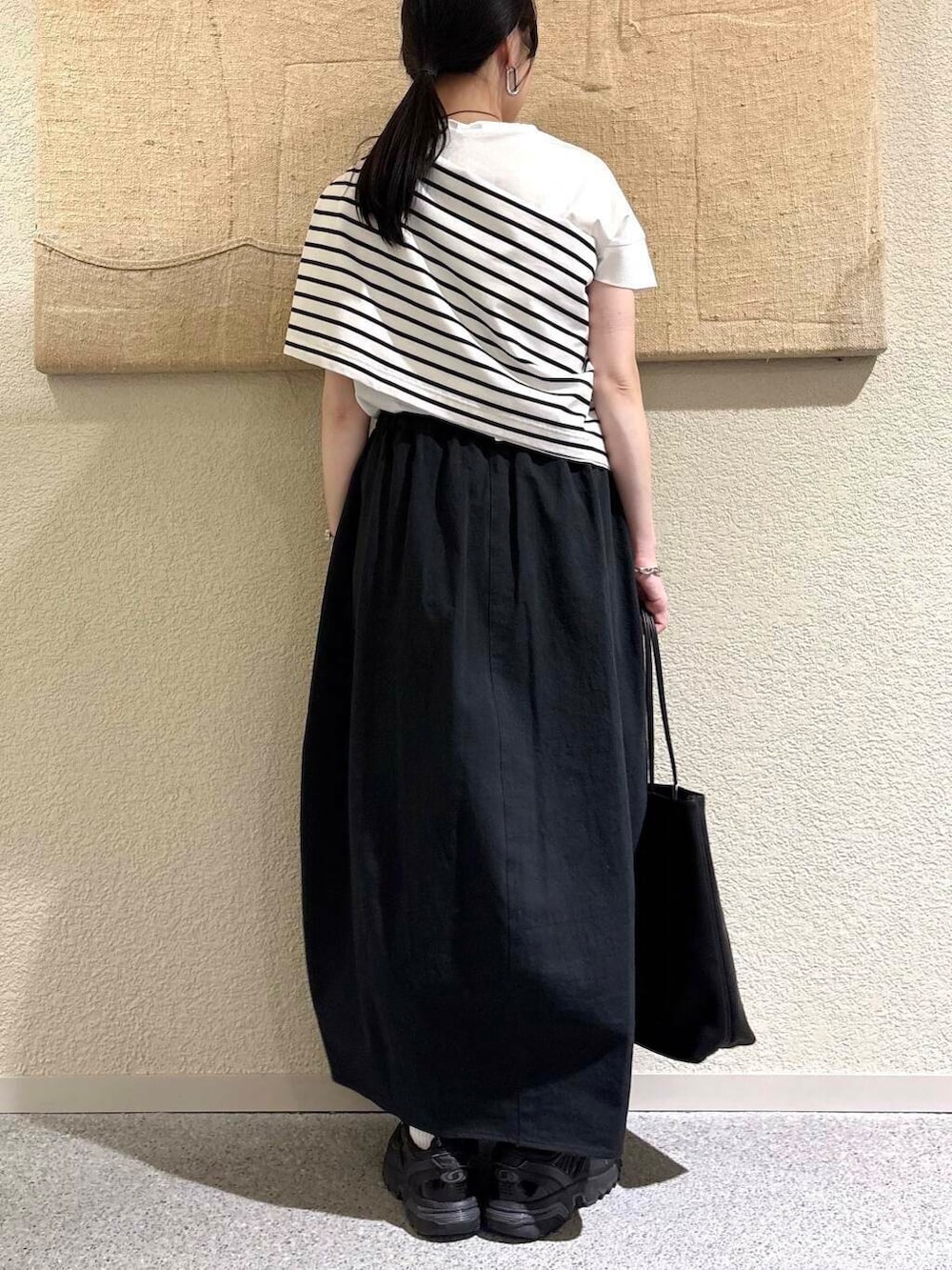 ブラック系のTシャツ/カットソーを着用したレディースの春コーディネートの6枚目の写真