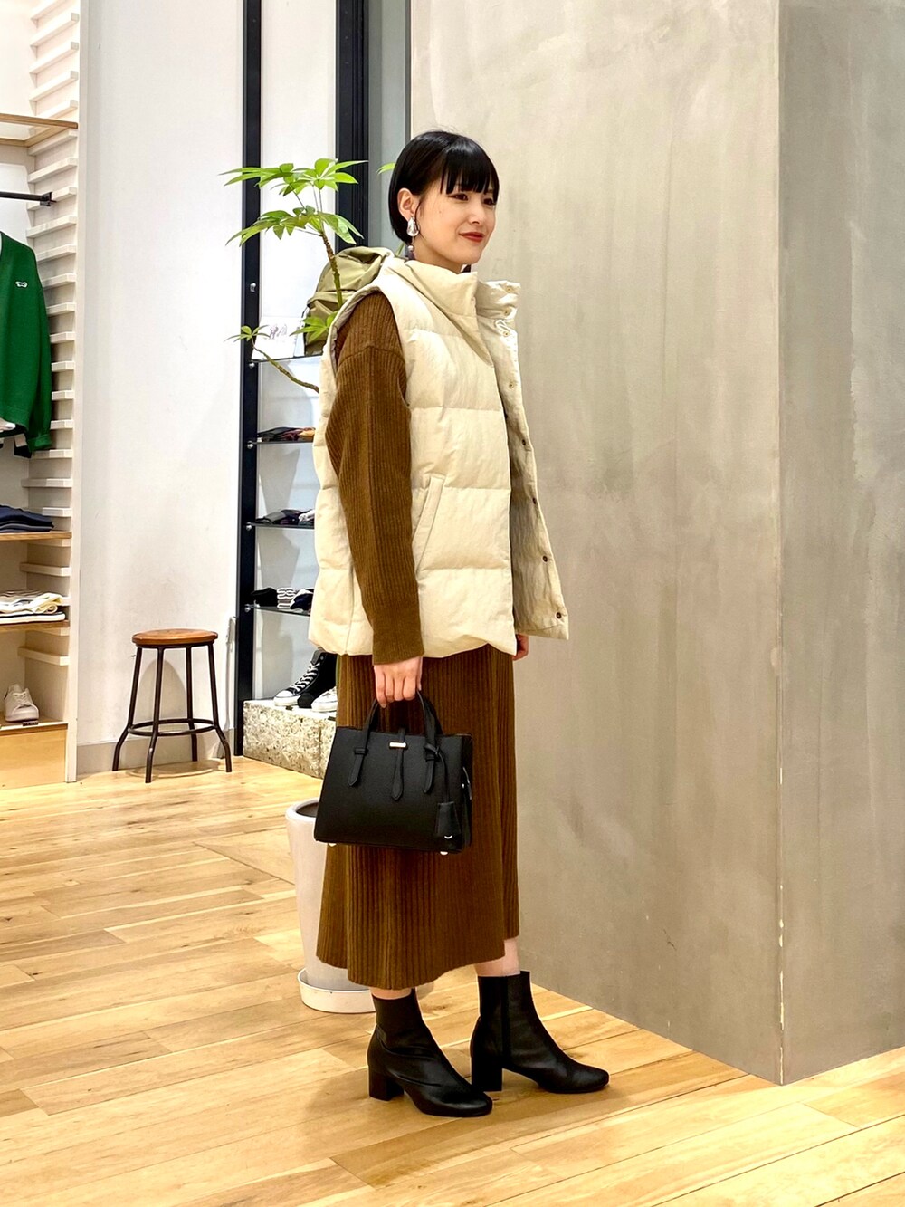 「きれいめカジュアル、休日スタイル、シンプルコーデ、大人カジュアル、冬コーデ、ダウンベスト、レイヤードスタイル、ロングワンピース、マイベストコーデ2022、クリスマスに着たい服、韓国ファッション、おしゃれさんと繋がりたい、URBAN RESEARCH DOORS、URBAN RESEARCH DOORS WOMENS」｜「URBAN RESEARCH DOORSの『WEB/一部店舗限定カラー』ワイドリブ切替ニットワンピース（ワンピース、ブラウン系）」を使った、saoriさん（レディース・158cm）の冬コーディネートの3枚目の写真