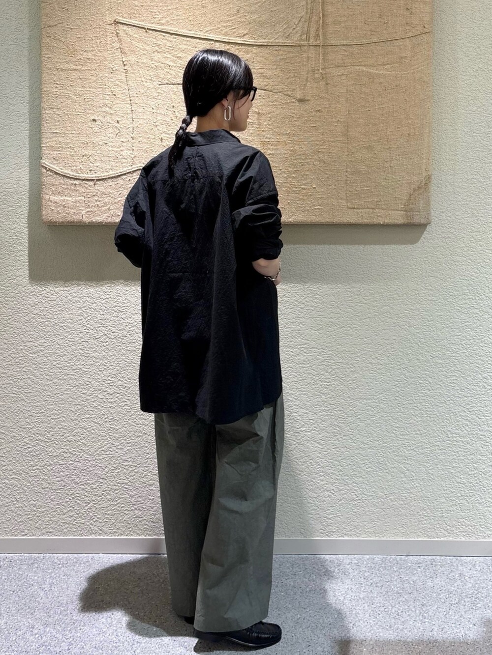 ブラック系のシャツ/ブラウス、ブラック系のシャツ/ブラウス、グリーン系のその他パンツを着用したレディースの秋コーディネートの3枚目の写真