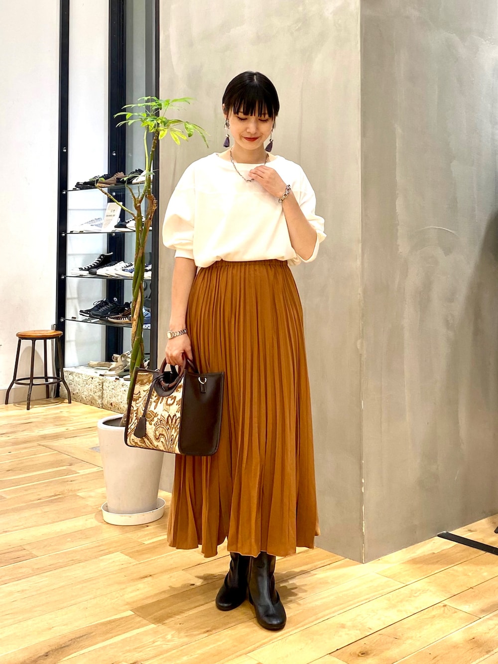 グリーン系のその他アウター、ホワイト系のTシャツ/カットソー、イエロー系のスカートを着用したレディースの秋コーディネートの3枚目の写真