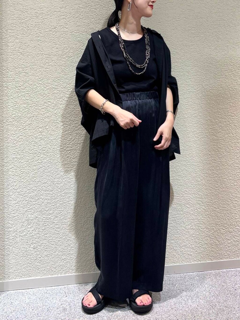「大人カジュアル、シャツスタイル、デートコーデ、ママコーデ、きれいめカジュアル、シンプルコーデ、かぐれ、雨の日コーデ、newarrival、休日スタイル、30代、旅行コーデ、ブルベ夏、骨格ウェーブ、暑い」｜「かぐれのキュプラ2タックイージーパンツ（その他パンツ、ブルー系）」を使った、秋山 里織さん（レディース・158cm）の夏コーディネートの4枚目の写真
