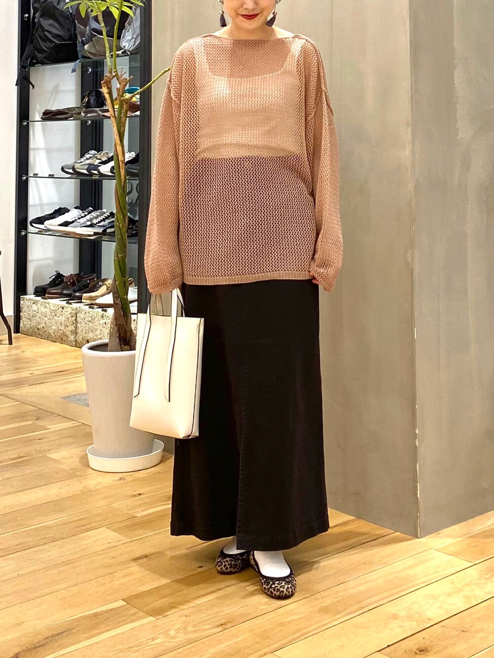 ブラウン系のカーディガン/ボレロ、グレー系のスカート、ホワイト系のショルダーバッグを着用したレディースの春コーディネートの4枚目の写真