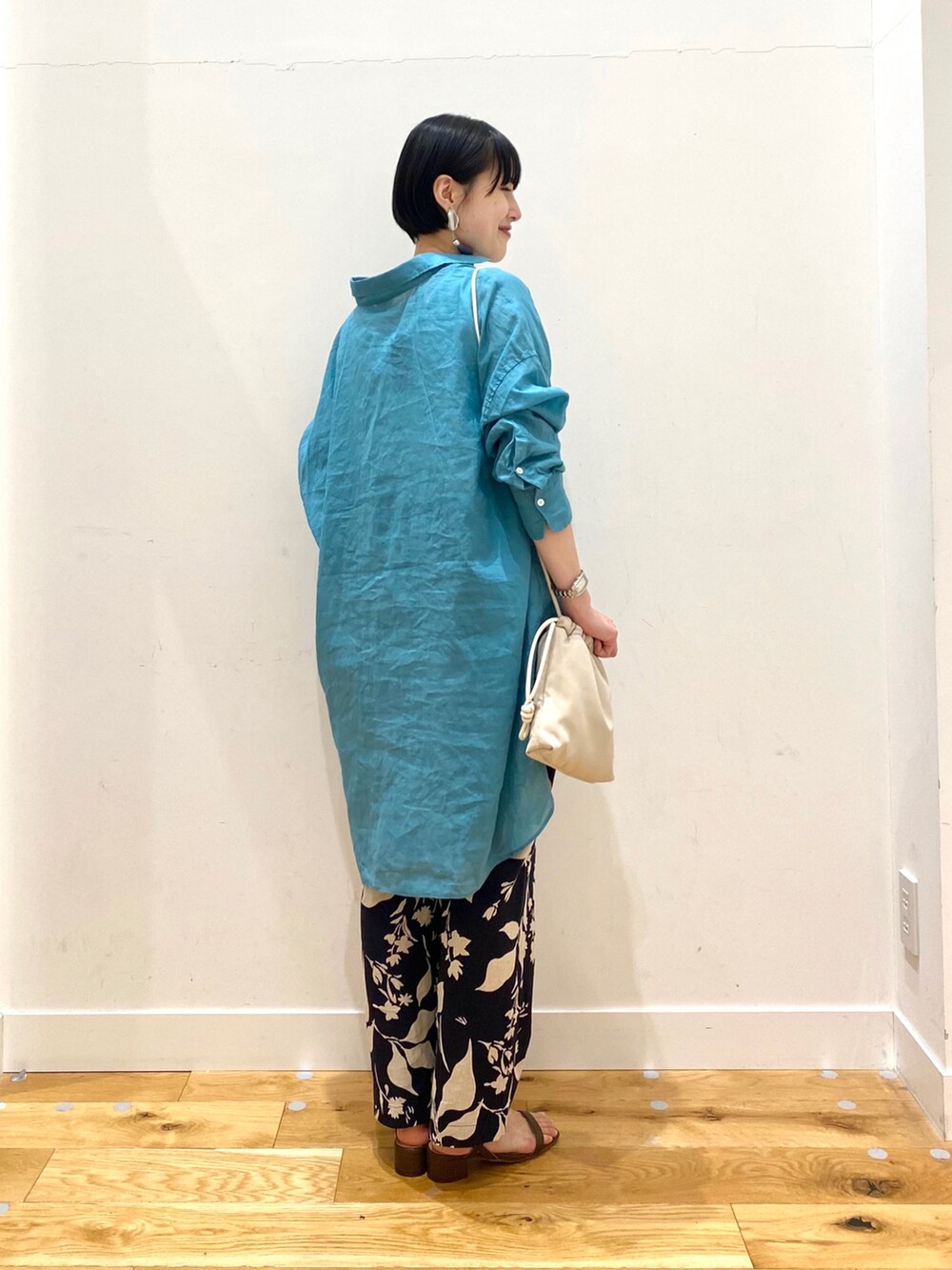 ブルー系のシャツ/ブラウス、ホワイト系のタンクトップ、ブルー系のその他パンツを着用したレディースの春コーディネートの3枚目の写真