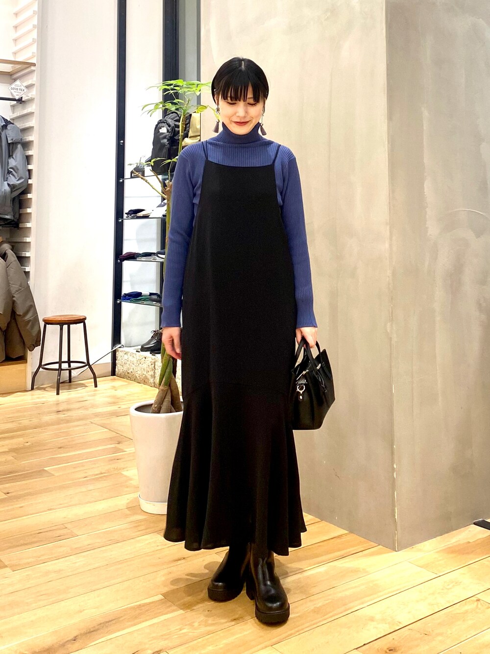 「きれいめカジュアル、休日スタイル、シンプルコーデ、大人カジュアル、冬コーデ、クリスマスに着たい服、韓国ファッション、ロングコート、タートルネック、ニット、おしゃれさんと繋がりたい、URBAN RESEARCH DOORS、URBAN RESEARCH DOORS WOMENS、マーメイドスカート、ロングワンピース」|「URBAN RESEARCH DOORSのタートルネックリブニット(ニット/セーター、ブルー系)」を使った、saoriさん(レディース・158cm)の冬コーディネートの3枚目の写真